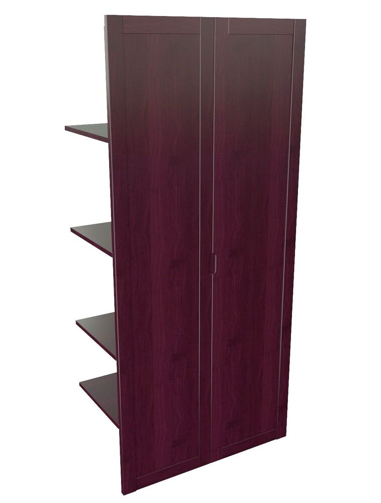 Наполнение двухстворчатого шкафа с деревянными дверьми и вешалкой