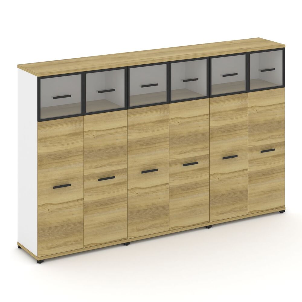 Шкаф три широкие секции, 4 ниши