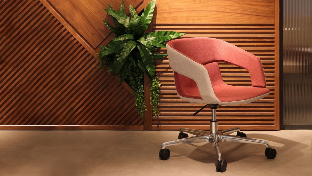 Офисное кресло с низкой спинкой на крестовине с колесами