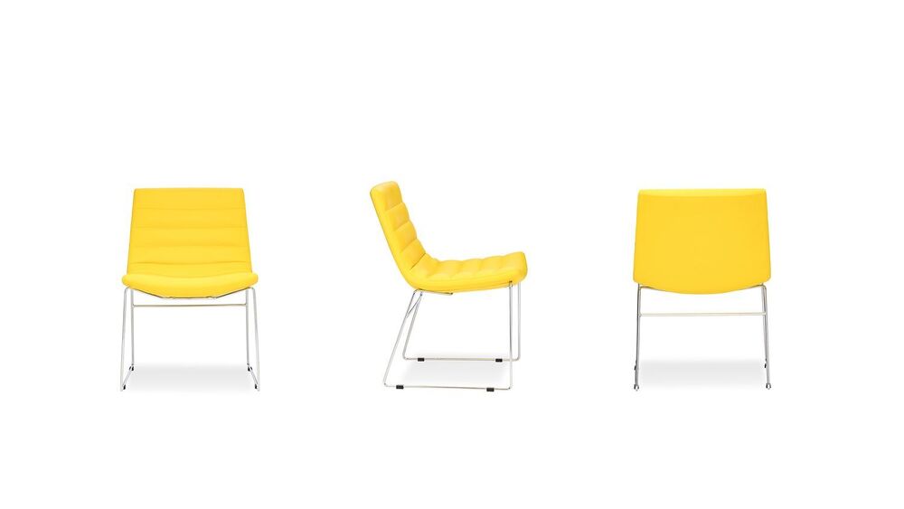 Кресло с низкой спинкой на полозьях, без подлокотников