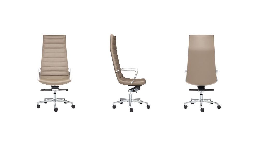 Кресло с высокой спинкой на крестовине, подлокотники хром